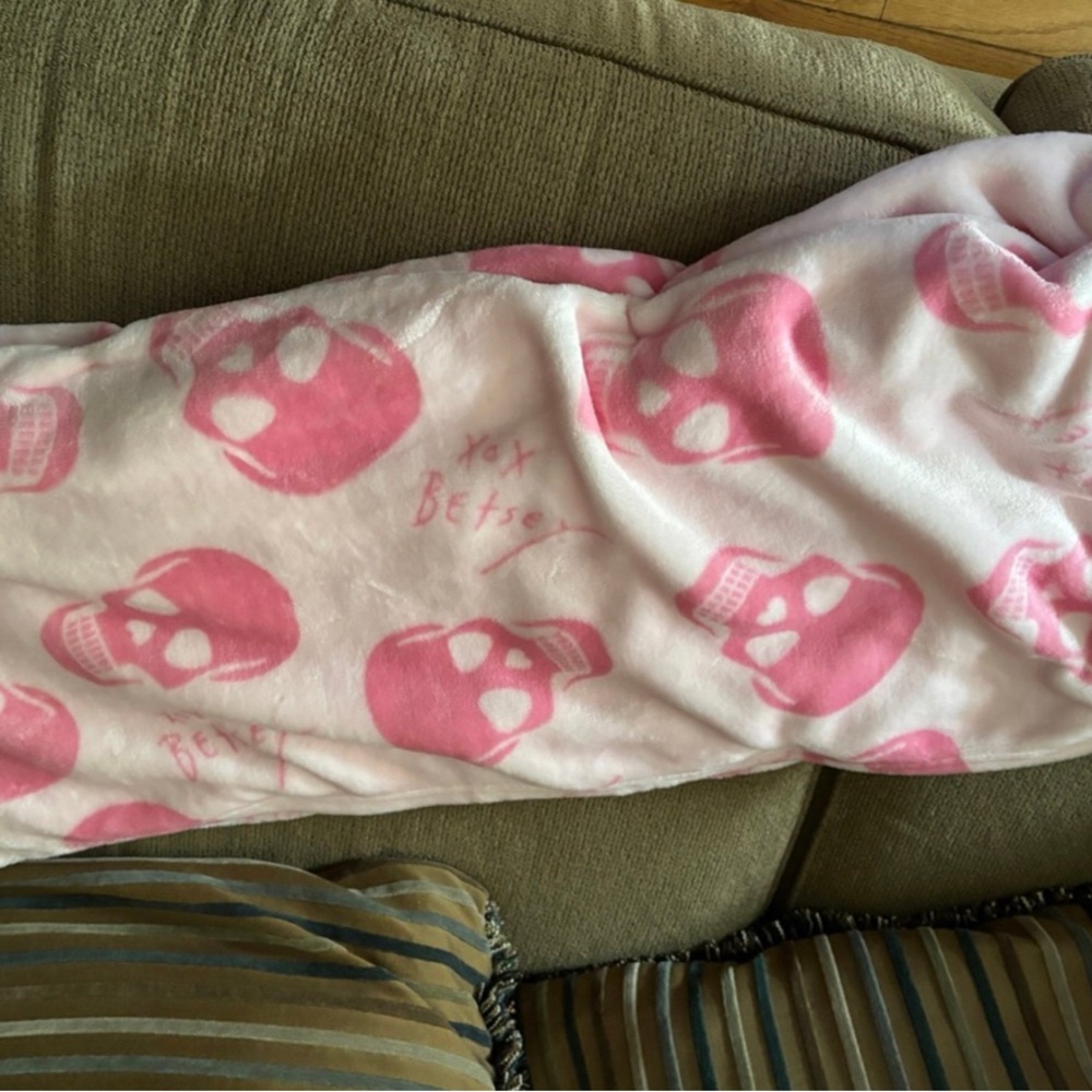 💀 Betsey Johnson Pink Skull Plush Blanket